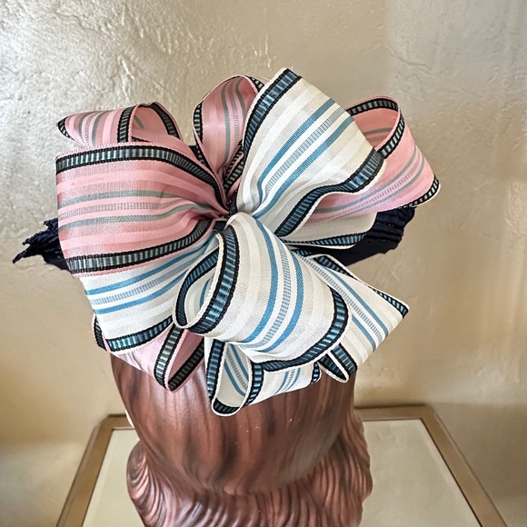 HAUTE MODE 1940S\' NAVY FELT TOPHAT + STRIPED TAFFETA BOWS + STRAW BRIM EDGING